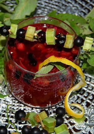 Компот із ревеню та смородини