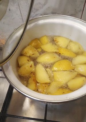 Компот з яблуками та родзинкою