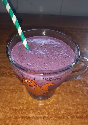 Молочний коктейль з чорниці