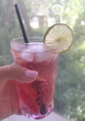 Літній безалкогольний коктейль з гранатовим соком