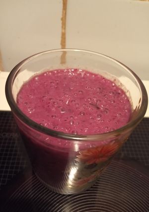 Молочне смузі з ягодами та бананом