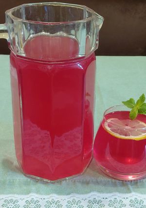 Напій з базиліку, м'яти та лимона