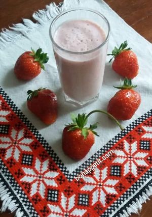 Молочний напій з полуницею