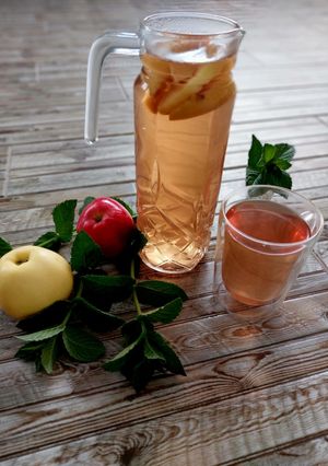 Освіжаючий компот з м’ятою та яблуками