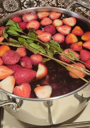 Полунично-черешневий компот із м'ятою