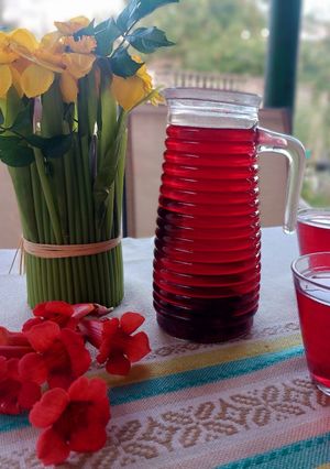 Освіжаючий напій зі сливами та базиліком