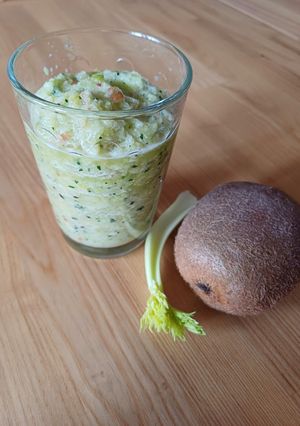 Смузі для схуднення з ківі та стеблом селери