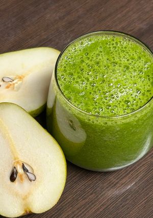 Смузі з грушею та шпинатом