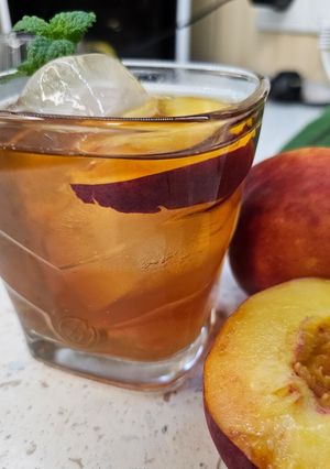 Холодний персиковий чай