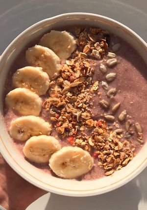 Творожный смузи с бананом и смородиной