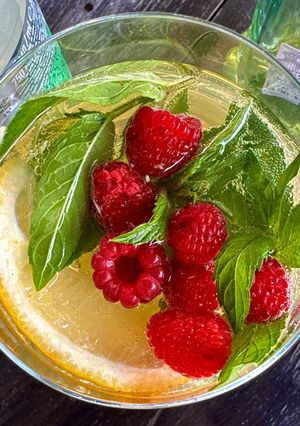 Коктейль MARTINI& + Schweppes. (Martini Bianco + Tonic Schweppes)