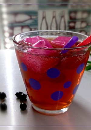 Коктейль Berry Gin Fizz з рожевим джином і смородиновим лікером