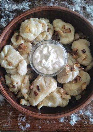 Вареники з бринзою, картоплею і шкварками