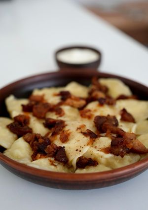 Вареники з картоплею политі шкварками