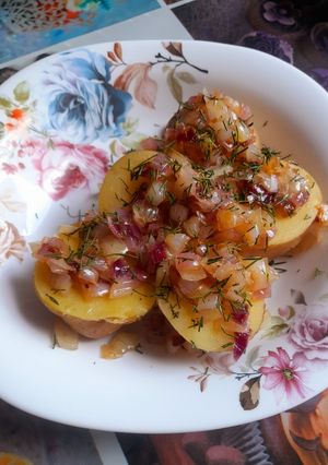 Варена молода картопля з карамелізованою цибулею та кропом