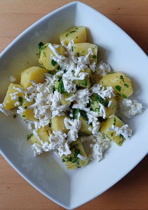 Варена молода картопля з бринзою та часниковими стрілками