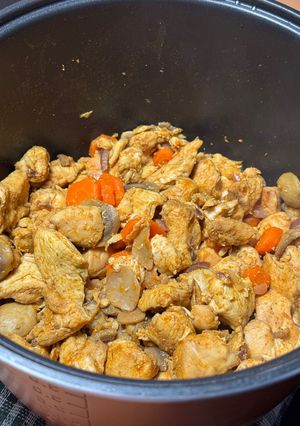 Запечена курка з овочами в мультиварці