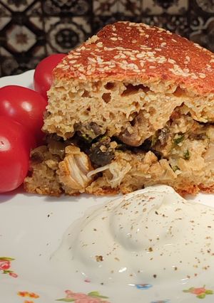 Заливний пиріг з куркою та грибами