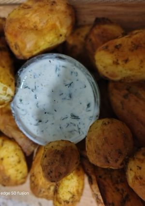 Запечена картопля з сметанно-часниковим соусом