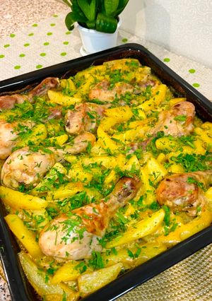 Запечена картопля з курячими гомілками