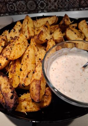 Запечена "по-селянськи" молода картопелька із соусом з грецького йогурту