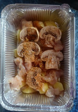 Запечене куряче філе з картоплею та печерицями