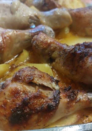 Запечені курячі гомілки з картоплею в духовці