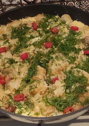 Картопля смажена з ковбасою, грибами та яйцями