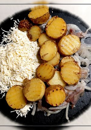 Картопля в мундирах з оселедцем з маринованою цибулею та бринзою