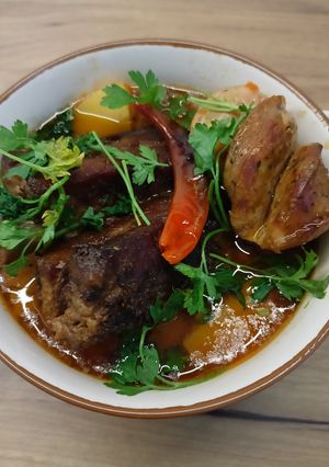 Картопля з квасолею, ребрами і ковбасками