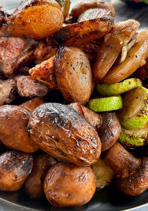 Картопля з салом на мангалі