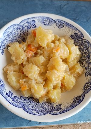 Картопля і овочі тушковані в сметанному соусі