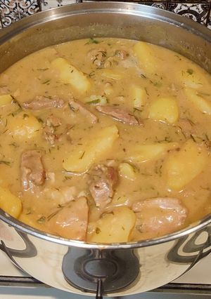 Картопля тушкована з телятиною, білими грибами та кокосовим молоком