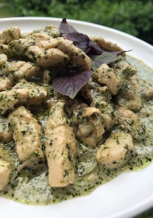 Курка під соусом песто