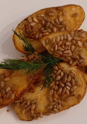 Картопля у духовці з насінням соняшника