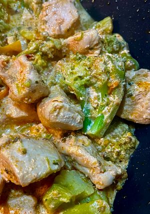 Курятина з броколі в вершках