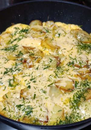 Картопля смажена кружечками з омлетом та сиром