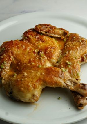 Курча табака - хрустка смажена курка з пряною намазкою