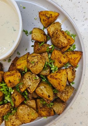 Молода картопля по-селянськи в мультипечі зі сметанним соусом