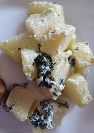 Молода картопля зі шпинатом та сметаною