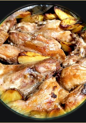 Курячі спинки запечені з картоплею