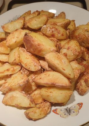 Молода картопля запечена в борошні зі спеціями