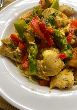 Курятина у вершковому соусі з спаржею та овочами