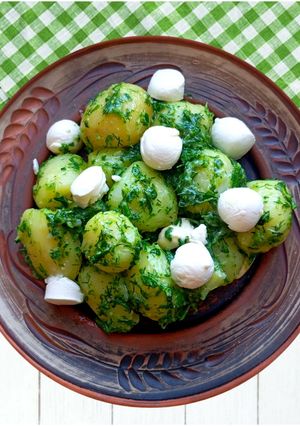 Молода картопля з шпинатом, кропом, вершковим маслом і моцарелою