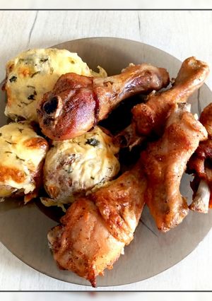 Курячі гомілки запечені з картоплею під сирною шапкою