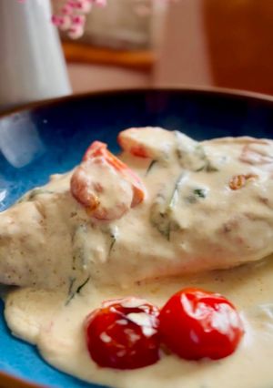 Ніжна курочка у вершковому соусі зі шпинатом і томатами черрі