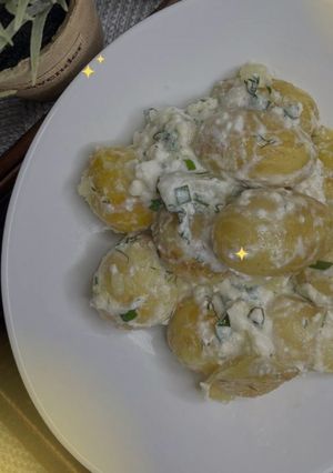 Молода картопля із заправкою з бринзи