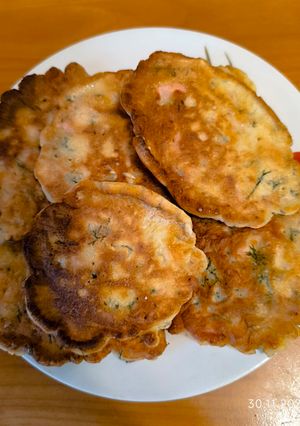 Оладки на кефірі з ковбасою і зеленню на сніданок