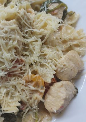 Паста з курятиною та шпинатом у вершковому соусі