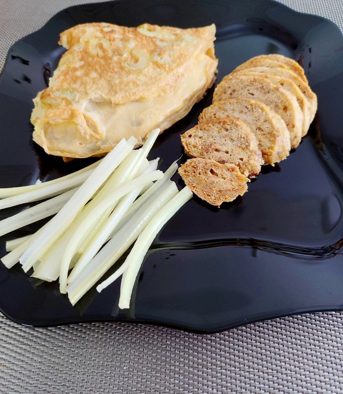 Омлет с сельдереем и сыром на завтрак